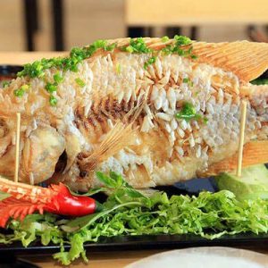 Cá diêu hồng chiên giòn là một món ăn rất được ưa chuộng vì lớp da vàng giòn và thịt cá mềm mại, thơm ngon rất được ưu chọn tại Cơm Nhà Xanh Nha Trang